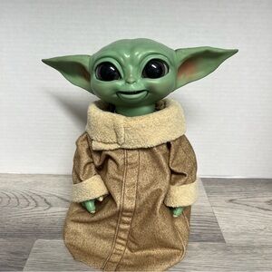 STAR WARS The Mandalorian Galactic Snackin' Grogu Animatronic Toy